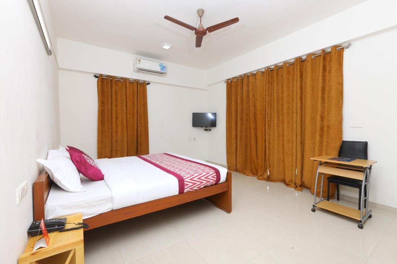 Oyo 6954 The Lawns Oragadam Hotel Luaran gambar