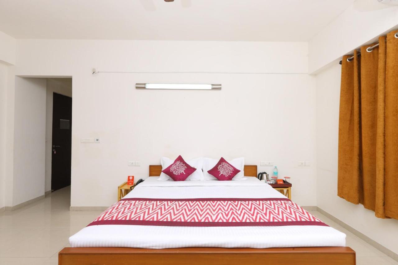 Oyo 6954 The Lawns Oragadam Hotel Luaran gambar