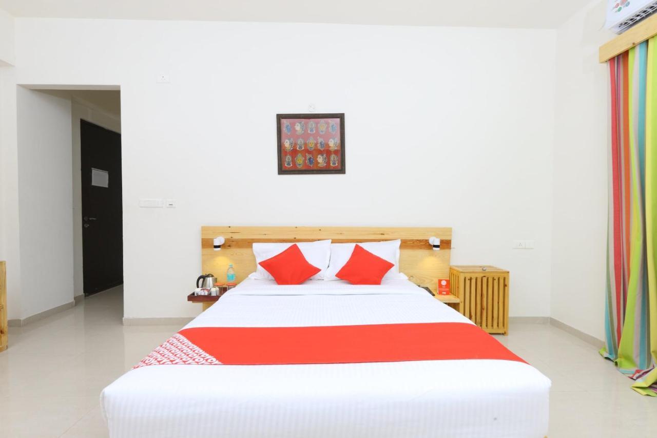 Oyo 6954 The Lawns Oragadam Hotel Luaran gambar